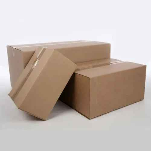 Trois cartons de livraison en carton kraft, emballage pour figurines wargame imprimées en 3D.
