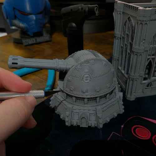 Modèle imprimé 3D de tourelle de défense wargame, montage manuel, décor de bataille.