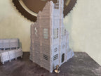 Décor wargame 3D d’un bâtiment industriel ruiné avec figurine et caisses de ravitaillement