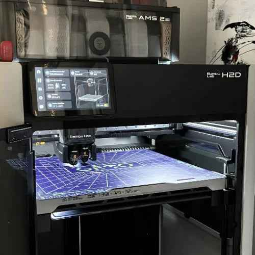 Imprimante 3D Bambu Lab H2D en fonctionnement, idéale pour figurines et décors wargame.