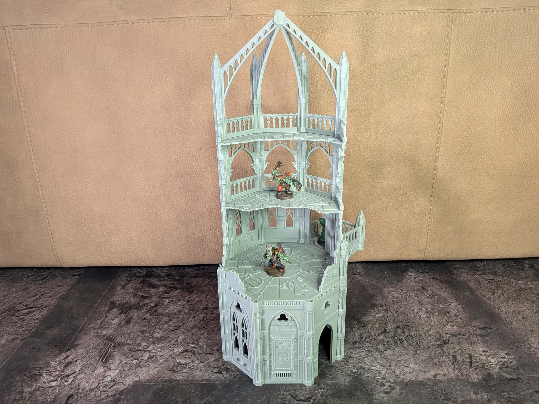 Tour en ruine imprimée en 3D avec figurines pour décor wargame sur fond neutre