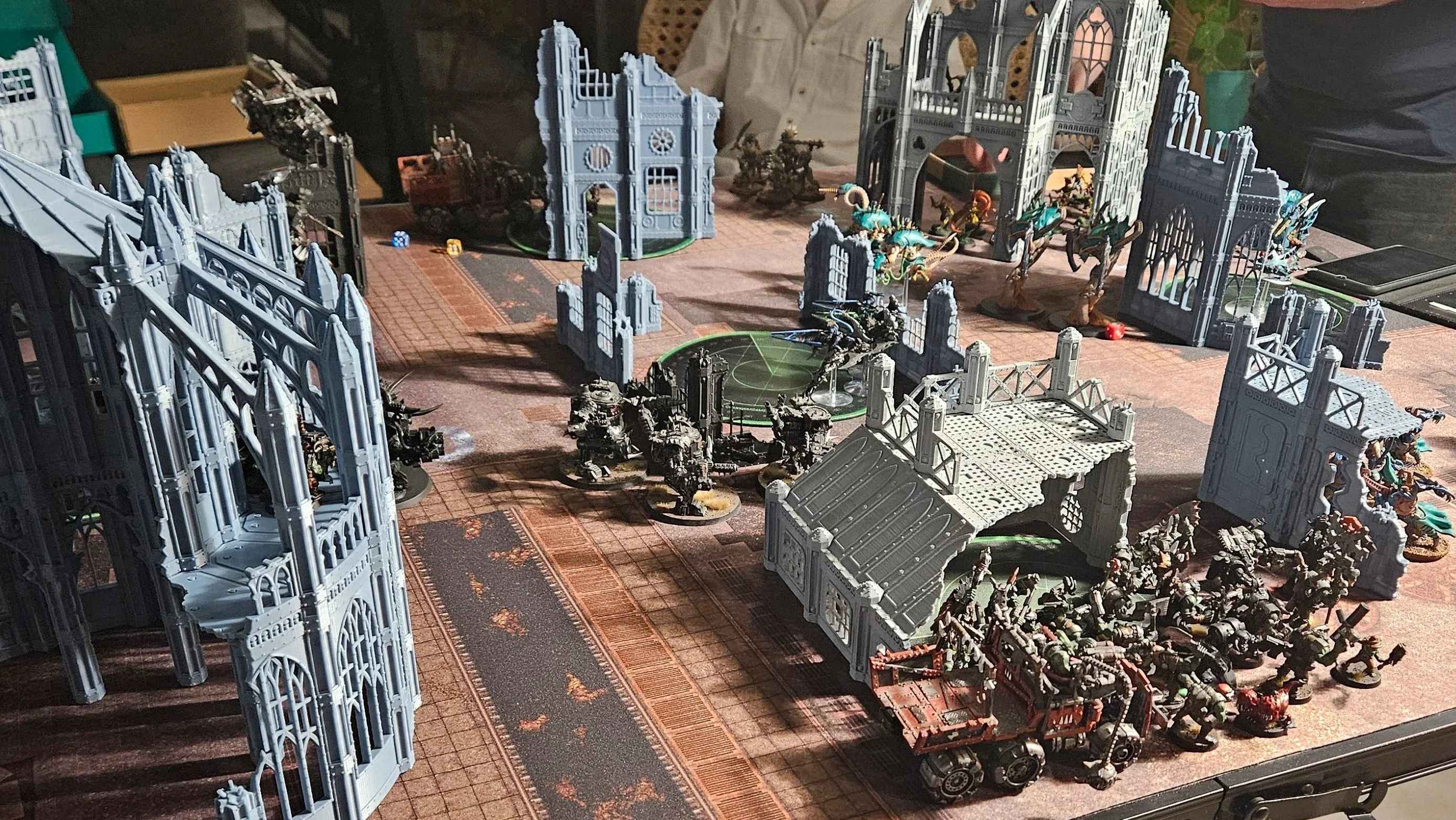 Décors wargame 3D avec figurines Warhammer 40k en bataille sur plateau post-apocalyptique
