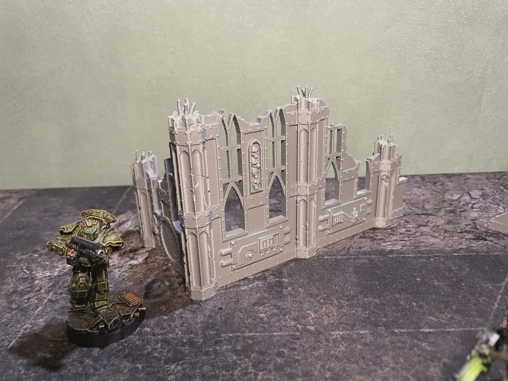 Décor wargame ruine gothique imprimé en 3D avec figurine, pour jeu de figurines.