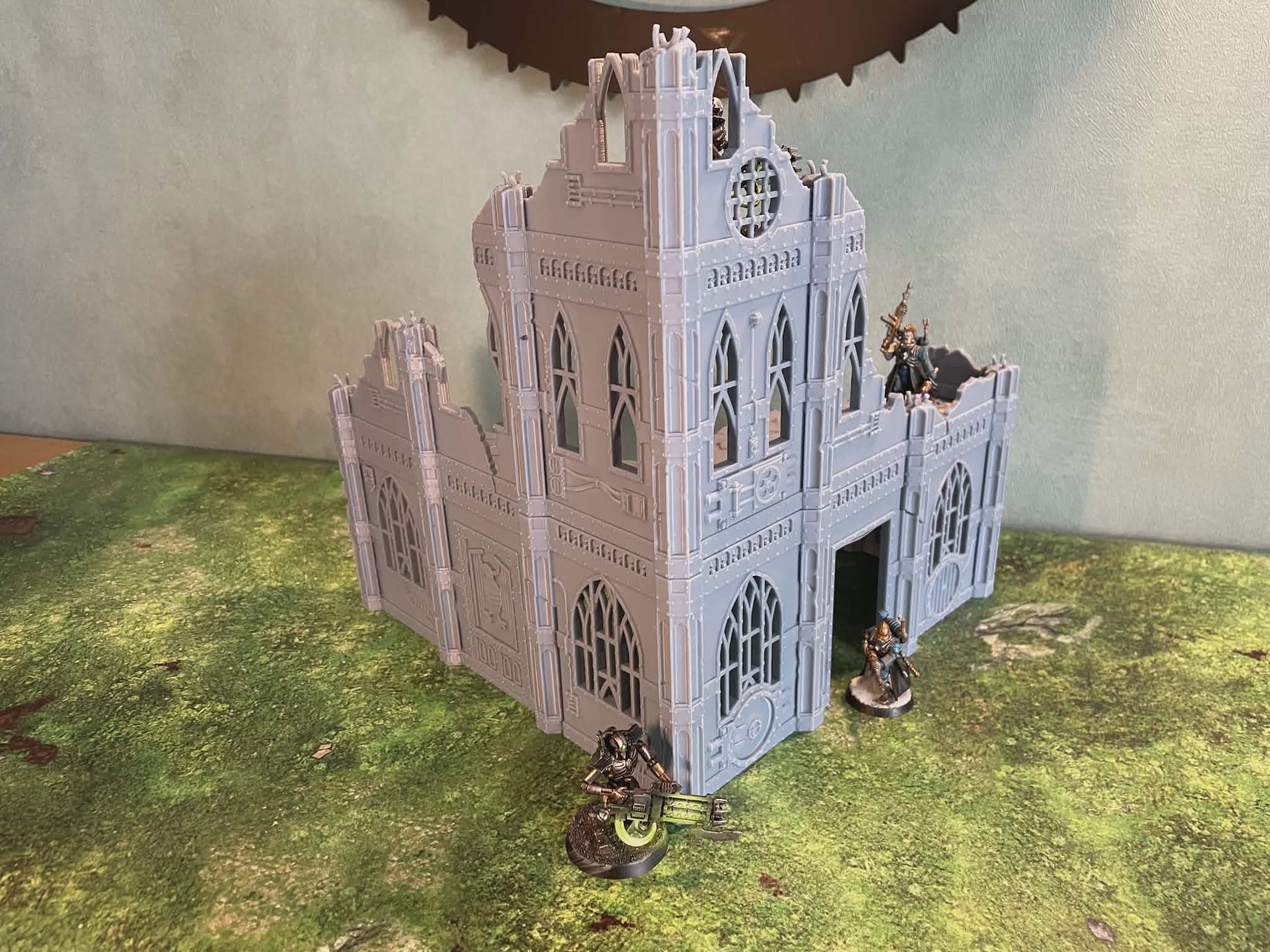 Décor de ruine gothique imprimé en 3D avec figurines wargame sur plateau vert